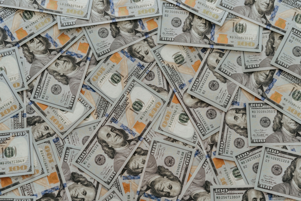 Evoluția cursului valutar BNR: Dolarul depășește pragul de 4,80 lei, în timp ce aurul înregistrează o creștere semnificativă