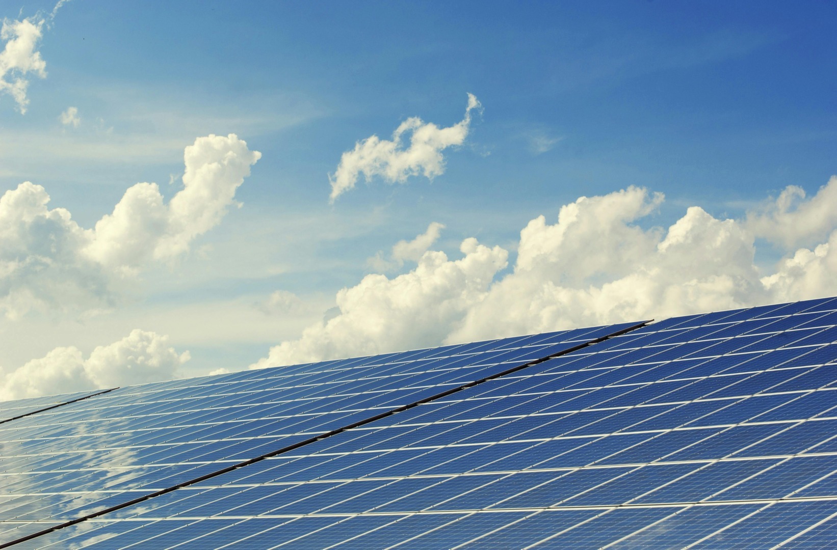 Trei parcuri fotovoltaice noi de 130 MW sunt conectate la rețeaua națională de energie
