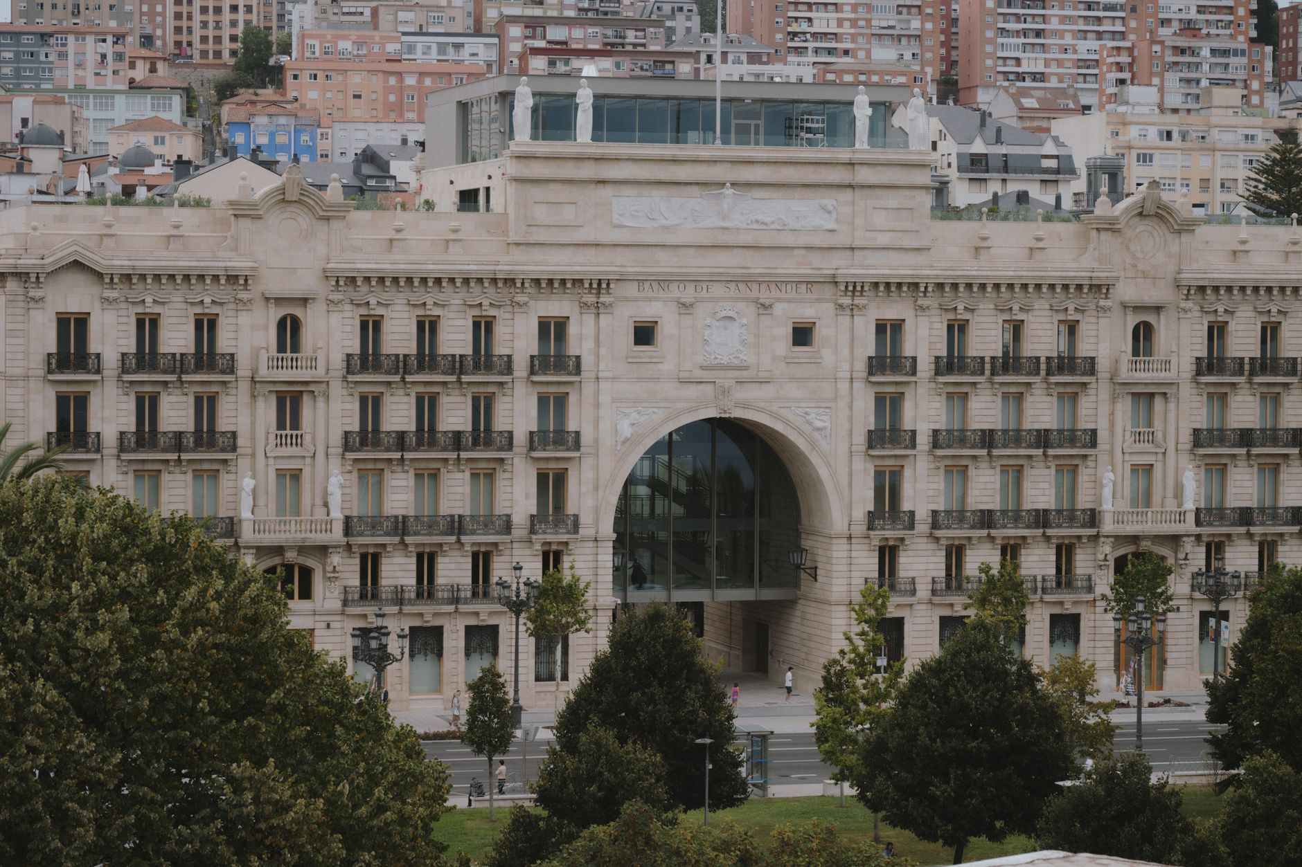 Rezerva Federală menține dobânda neschimbată în contextul inflației de 3,7% în SUA