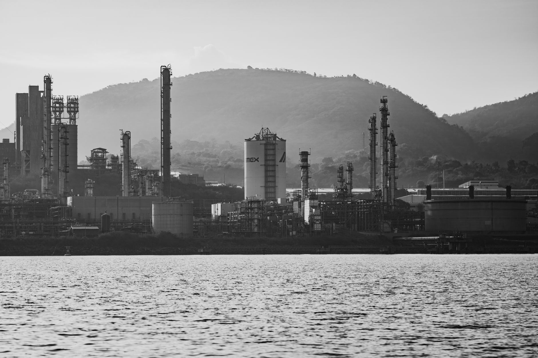 Comisia Europeană evaluează propunerile rafinăriilor pentru creșterea producției de combustibili