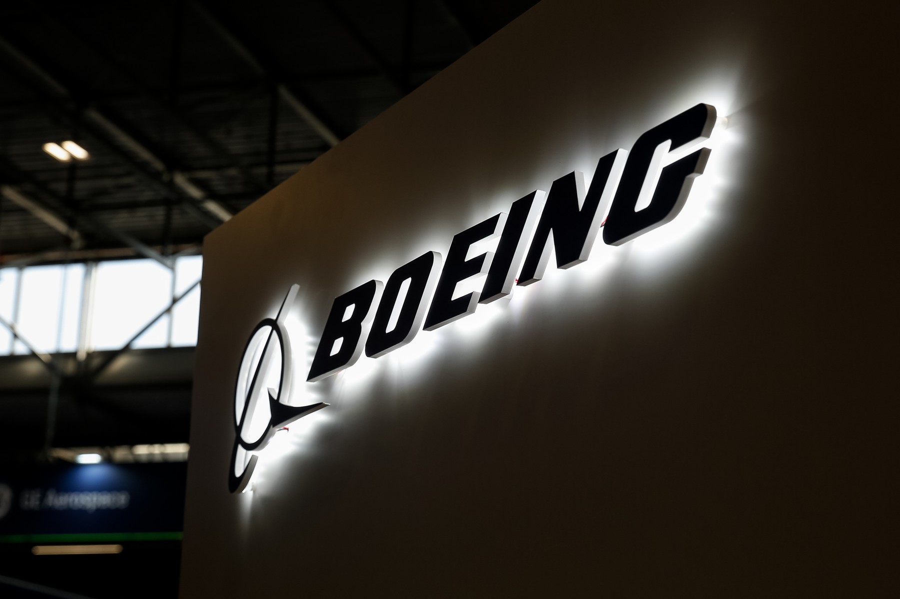 Acțiunile Boeing au scăzut cu aproape 10% după revizuirea obiectivelor de producție și pierderile trimestriale