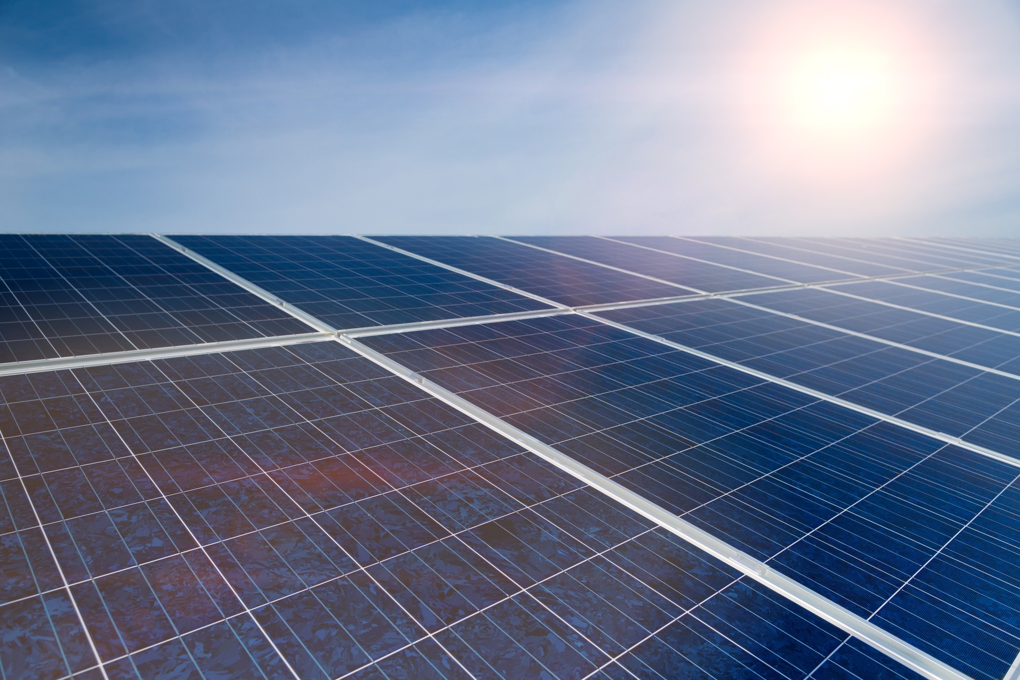 Rentabilitatea parcurilor fotovoltaice depinde de capacitățile de stocare a energiei, conform ANRE