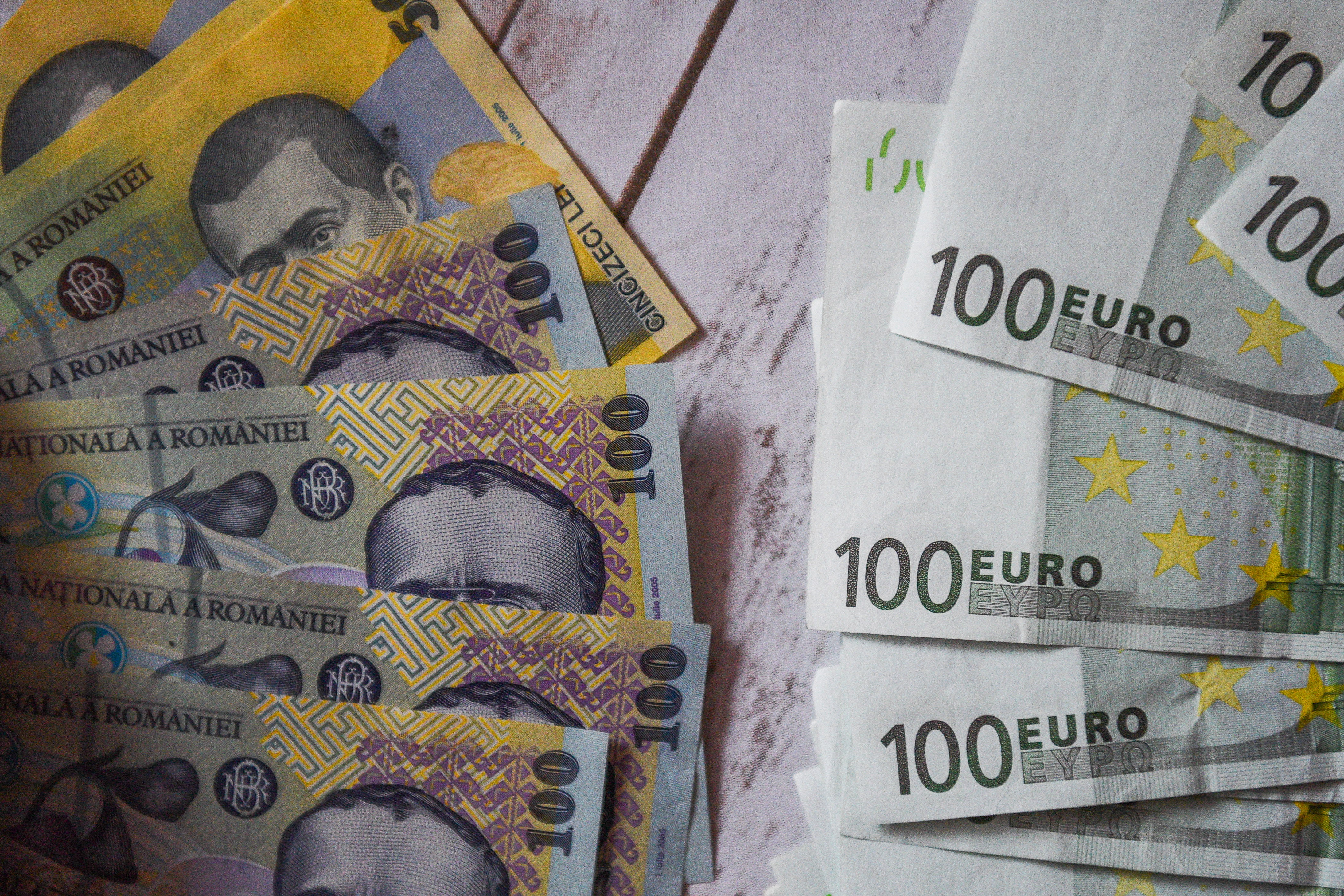 Analiză: Când devine mai avantajos să păstrați economiile în euro în detrimentul leilor