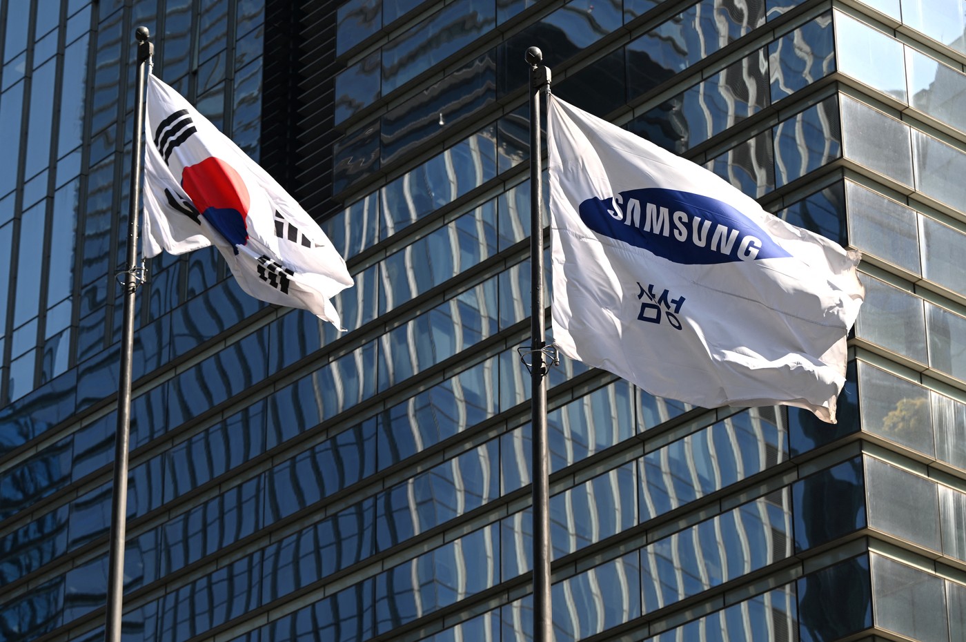 Samsung înregistrează profit net de 50 de miliarde de euro, dar acțiunile au scăzut pe bursă