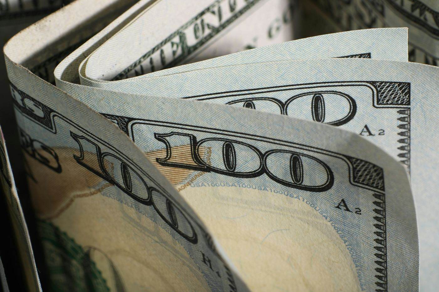 Dolarul american se stabilizează după decizia Fed de a menține dobânzile neschimbate
