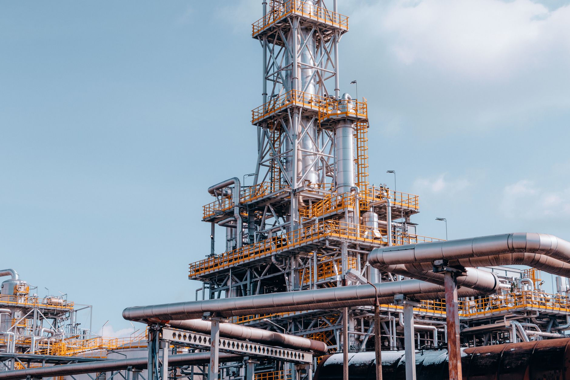 Shell și TotalEnergies înregistrează profituri masive în trimestrul al treilea, susținute de marjele de rafinare