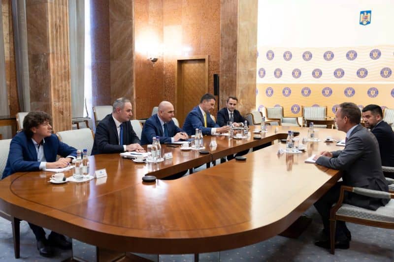 Avertisment Fitch: România riscă retrogradarea la ratingul de tip „junk” din cauza crizei politice