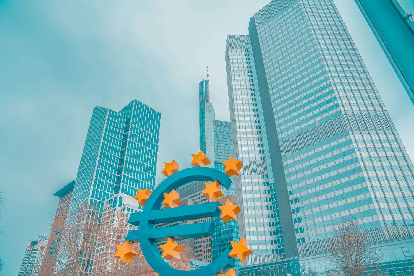 BCE menține dobânda la 2,5%, în contextul volatilității pieței de obligațiuni din Franța