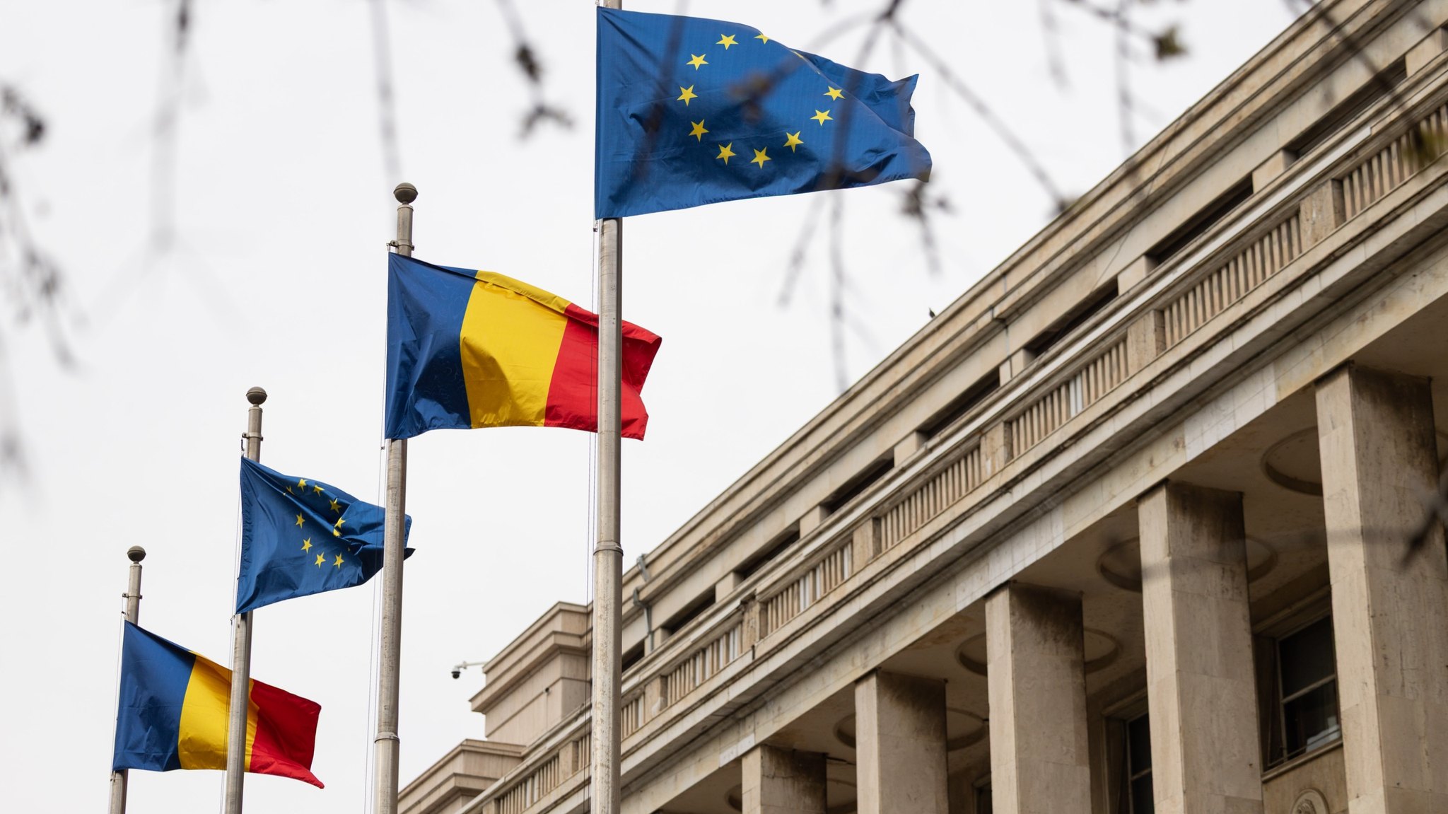 Riscul de retrogradare a ratingului României la categoria junk în contextul crizei politice