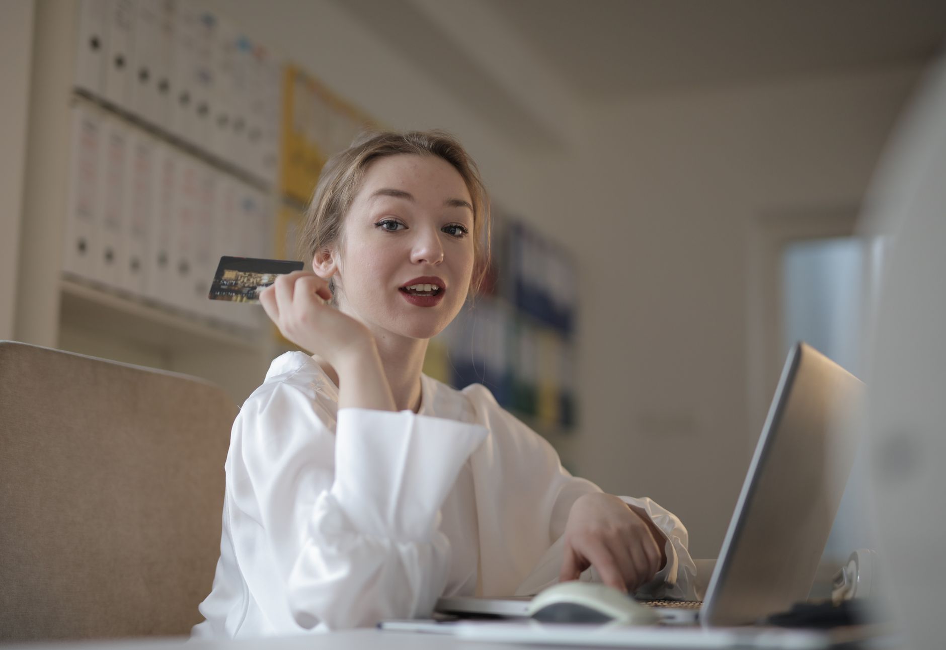 Libra Internet Bank lansează campania Black in business cu reduceri de dobândă și abonamente gratuite