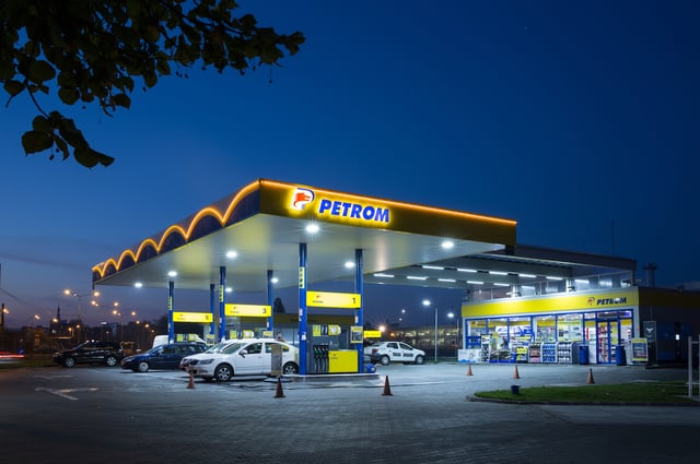 Prețul benzinei scade în benzinăriile din România. Petrom și MOL au redus tarifele