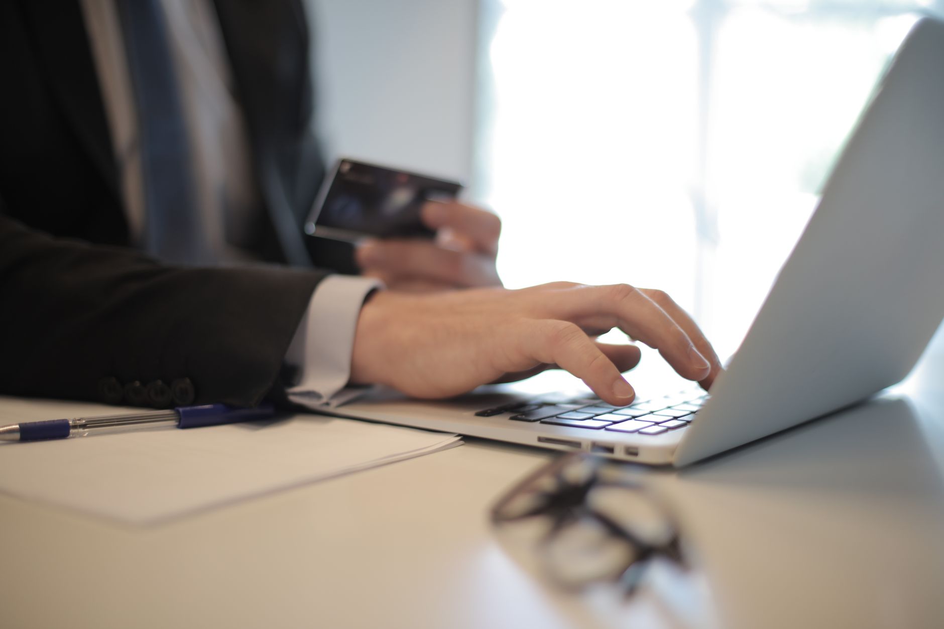 Libra Internet Bank lansează campania Black in Business cu reduceri la carduri de credit și credite IMM