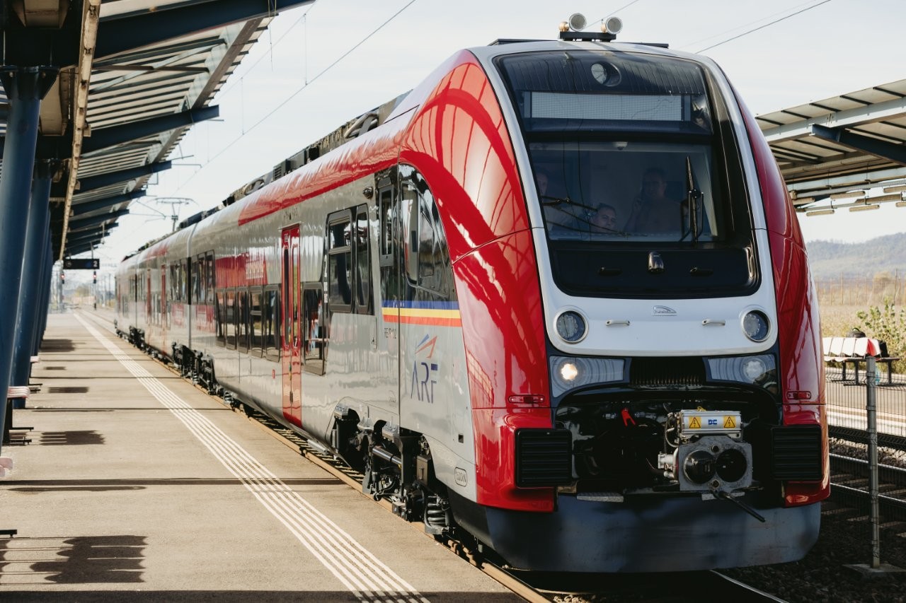 PESA finalizează livrarea a 20 de rame electrice în România prin accelerarea termenelor contractuale