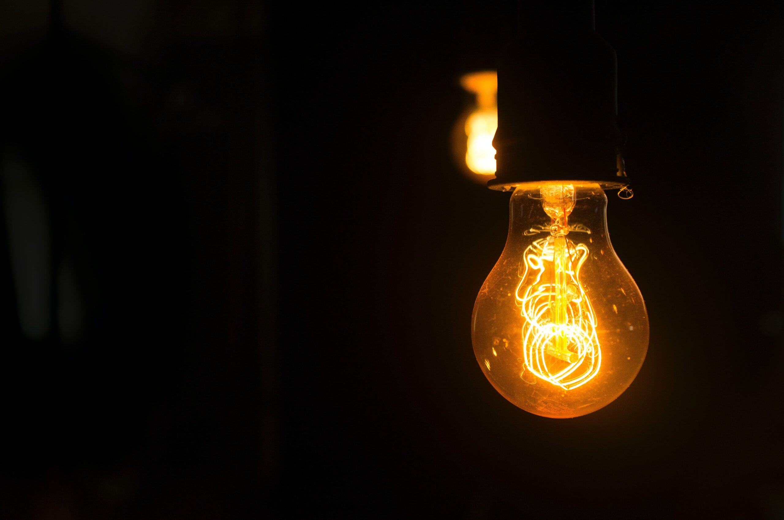 România înregistrează cele mai mari creșteri de prețuri la electricitate și gaze din Uniunea Europeană