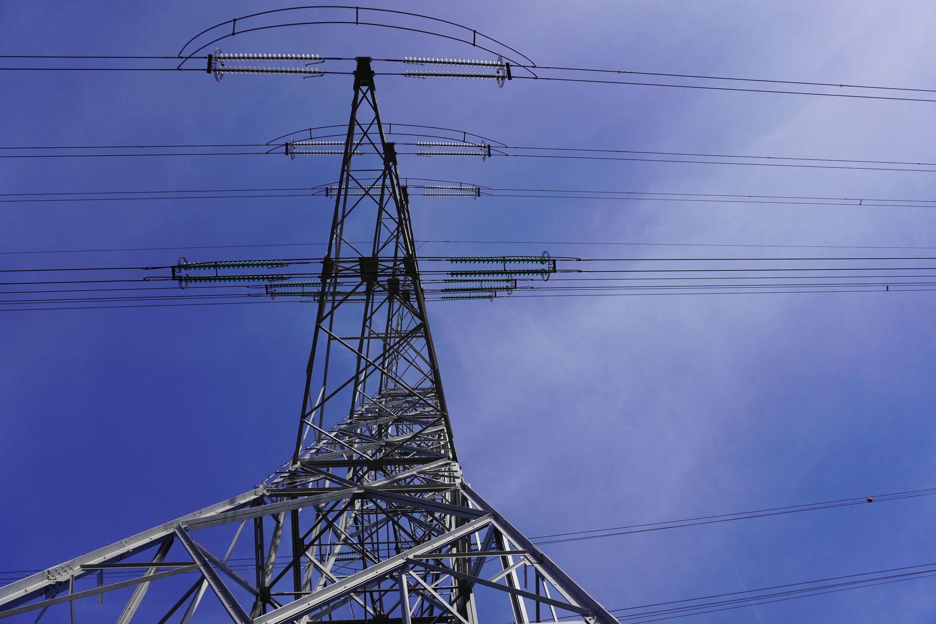 Explozie a prețurilor la energia electrică în România: PZU a crescut cu peste 100% în ultimele trei luni