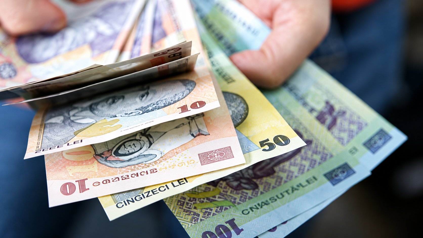Zece sectoare industriale din România au salarii medii de peste 6.000 de lei