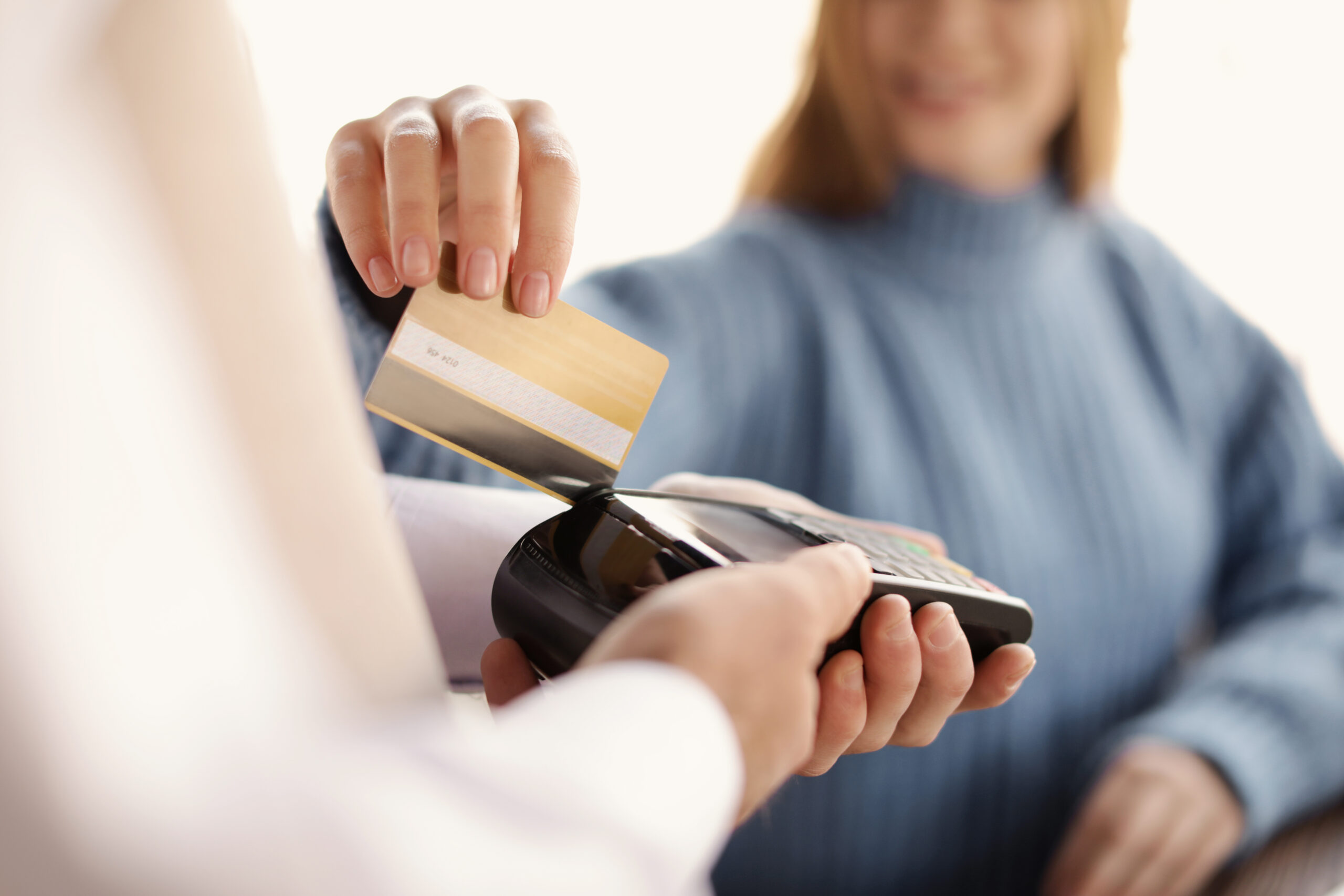 Băncile franceze dezvoltă carduri care elimină codul PIN prin autentificarea biometrică