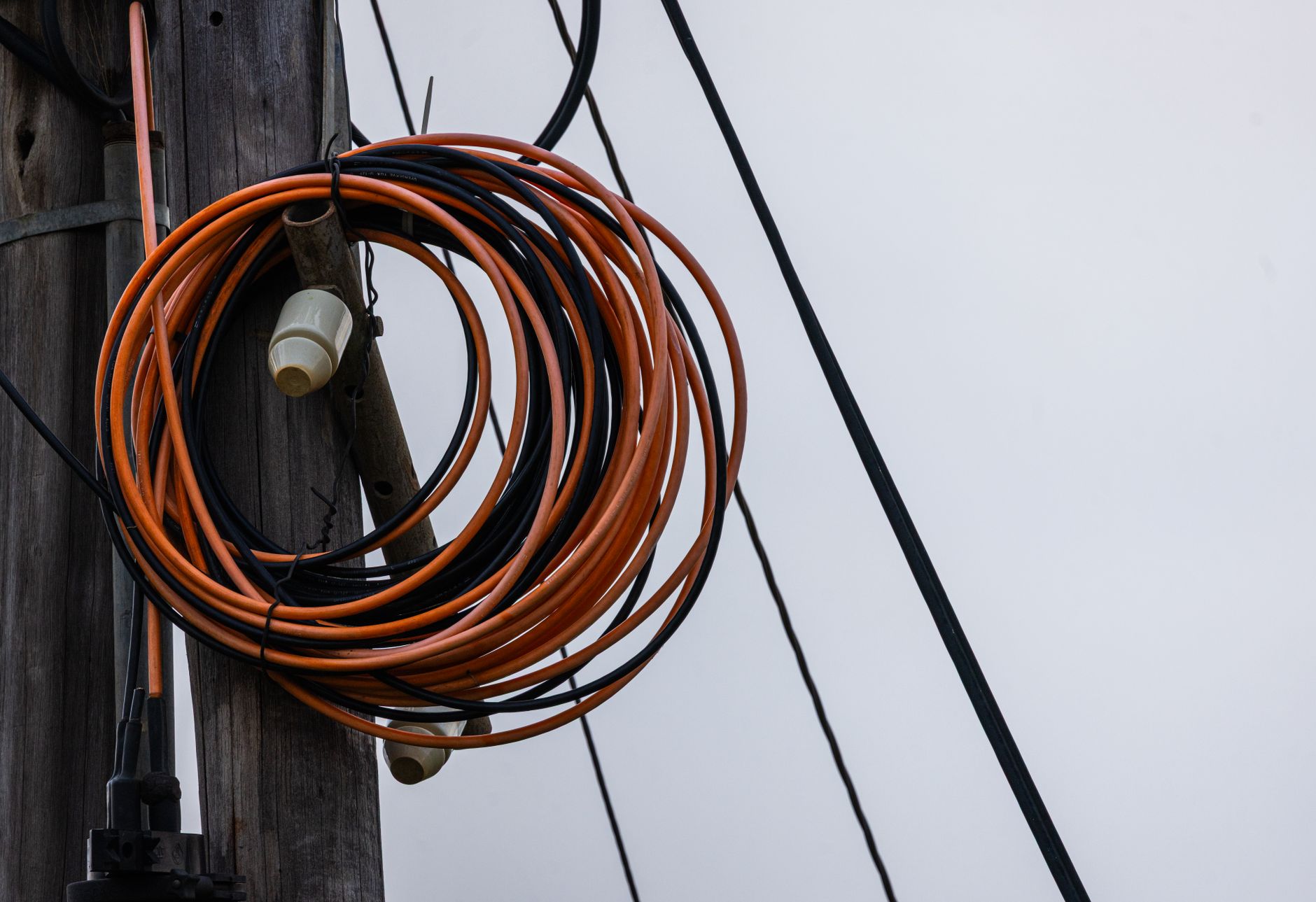 Estimări privind costurile utilităților: Facturile la energia electrică ar putea crește cu până la 22%
