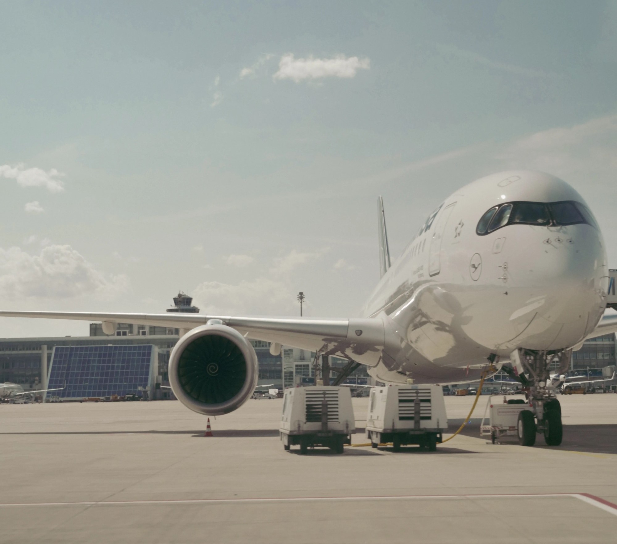 Aviația europeană se confruntă cu dificultăți în producția de combustibil sintetic pentru aviație