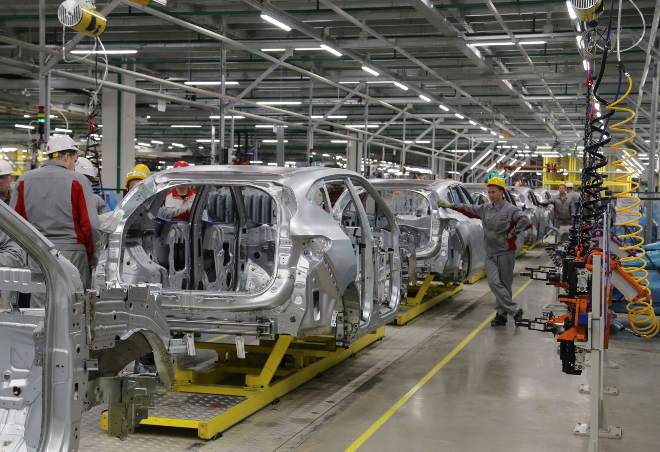 Structura economiei românești: Comerțul domină topul celor mai mari companii, industria este la mijloc