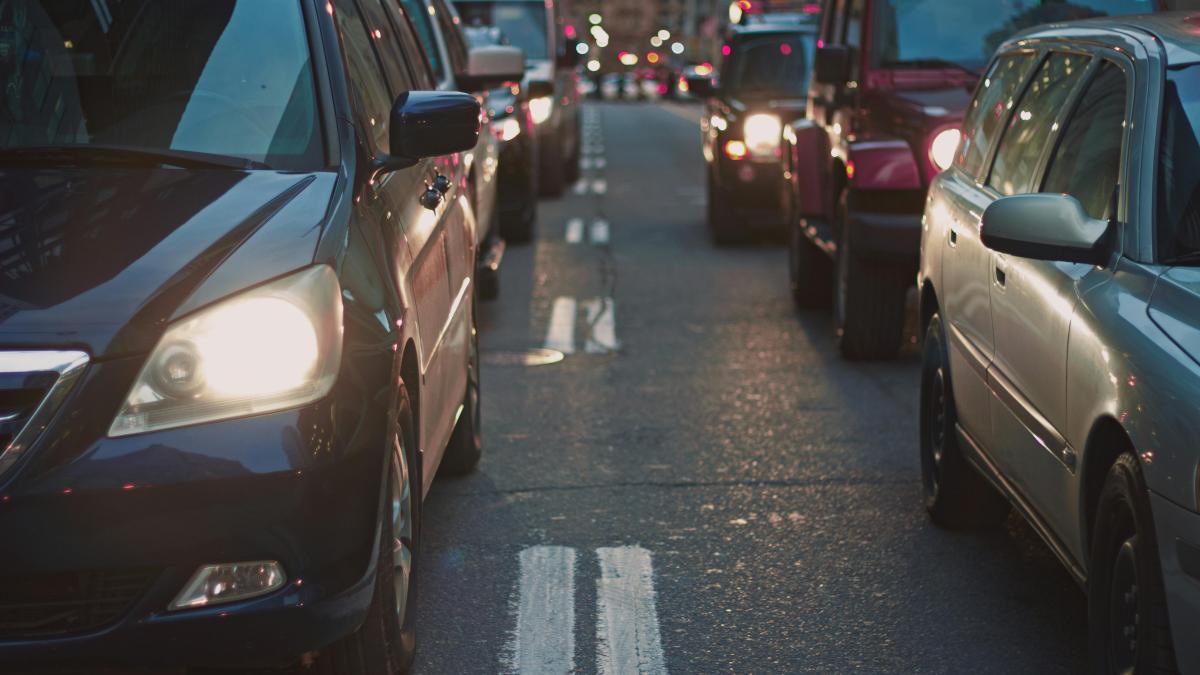 Românii parcurg distanțe scurte la muncă, dar petrec aproape o oră pe drum, arată un studiu SD Worx