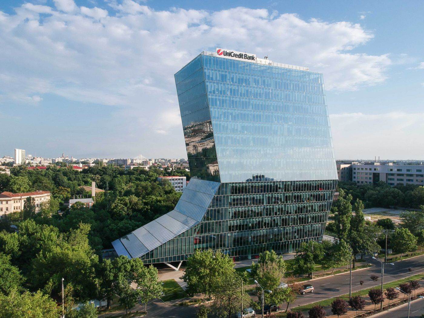 Raport UniCredit: Longevitatea redefinește modelele de finanțe personale și necesită noi strategii bancare