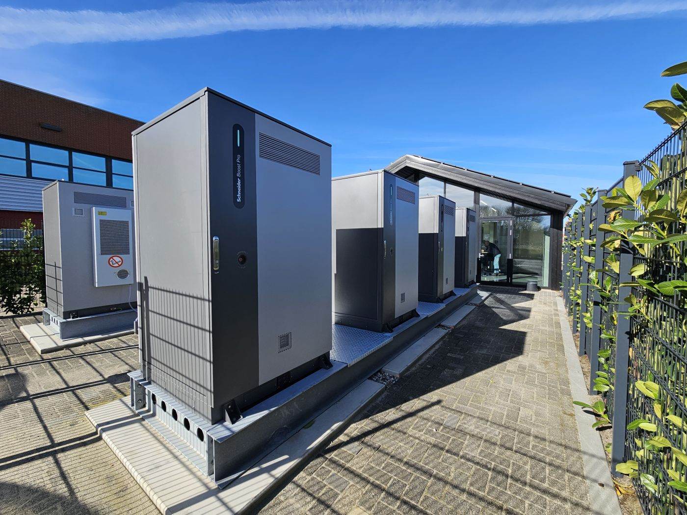 Schneider Electric introduce Schneider Boost Pro, o soluție de stocare a energiei pentru sectorul industrial și comercial