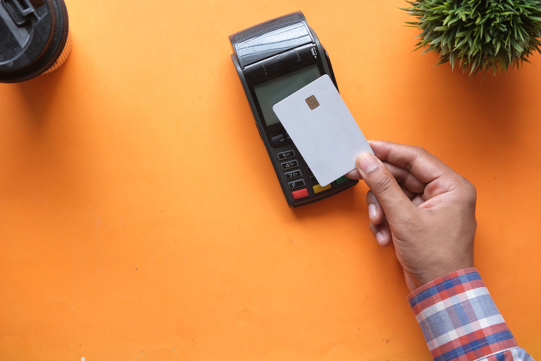 Sumele refuzate la plată prin instrumente de debit au scăzut drastic în august 2026