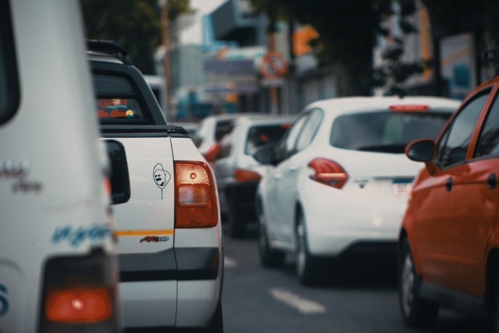 Naveta zilnică în România: distanțe scurte, dar timp mare petrecut în trafic