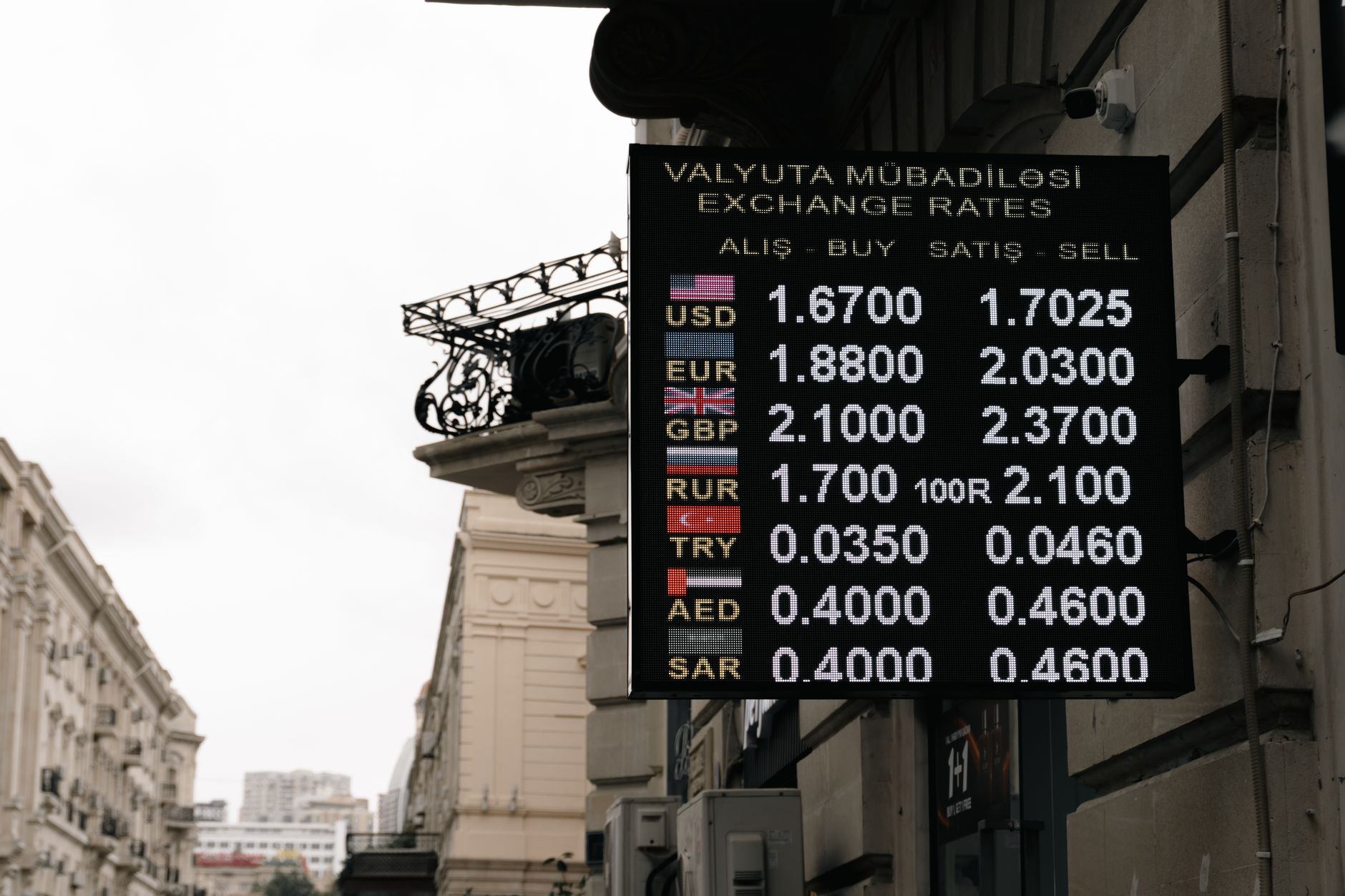 Evoluția cursului valutar: Euro a scăzut, în timp ce dolarul și francul elvețian s-au apreciat față de leu