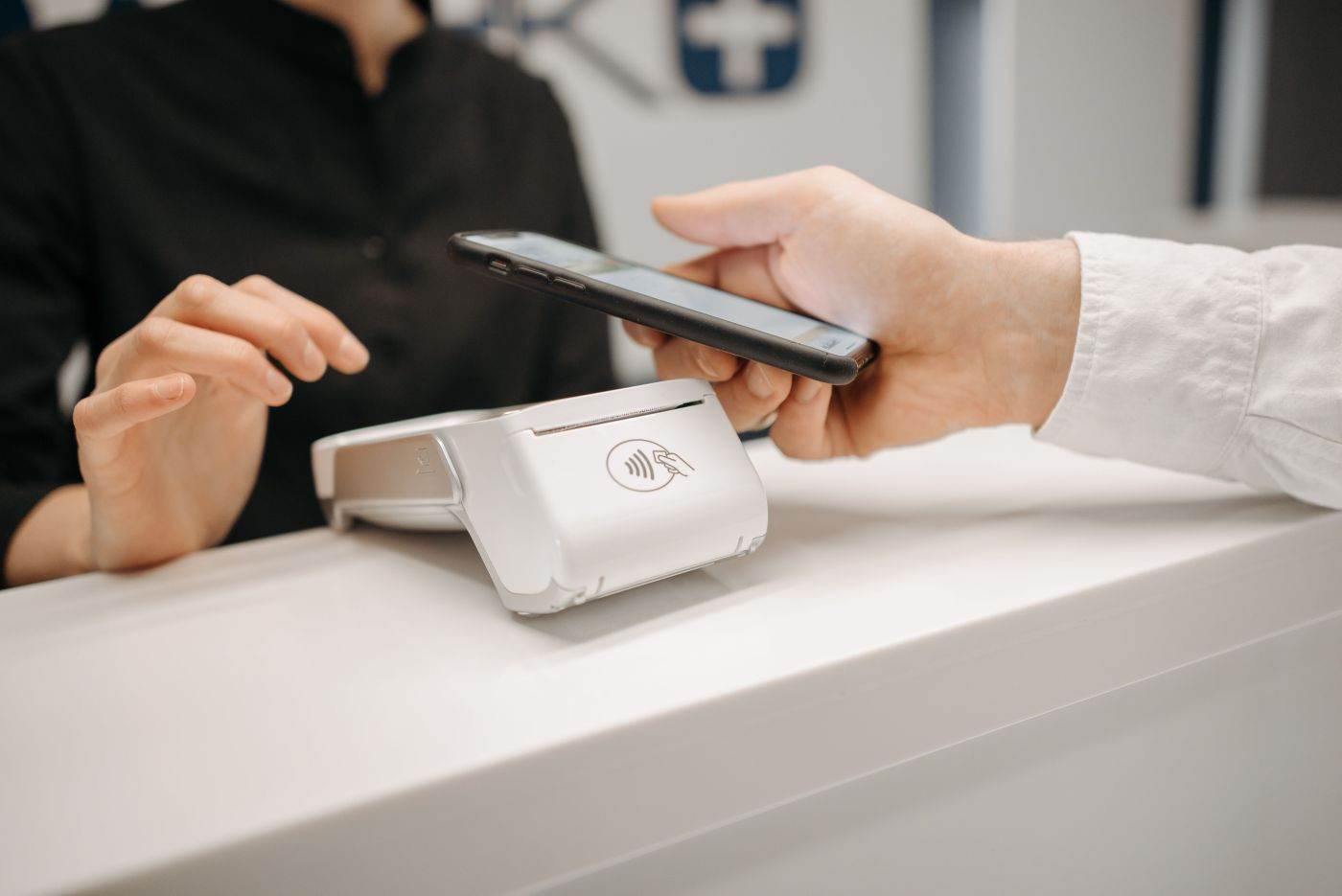 CEC Bank introduce funcționalitatea RoPay NFC pentru plăți instant prin apropierea telefoanelor