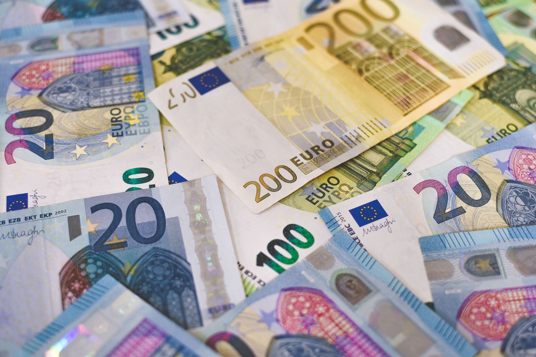 Cursul valutar: Euro s-a apreciat la 5,2788 lei, în timp ce dolarul a crescut la 4,6265 lei