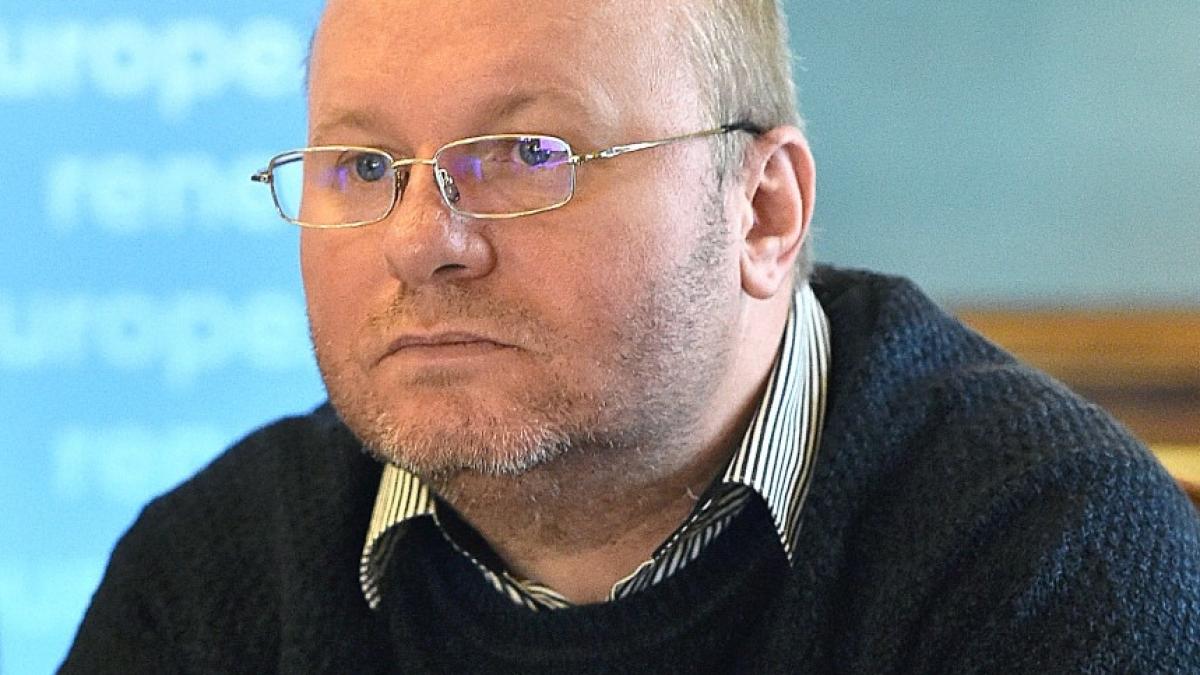 Avertisment economic: Cursul euro ar putea depăși 6 lei în cazul retrogradării României în categoria Junk