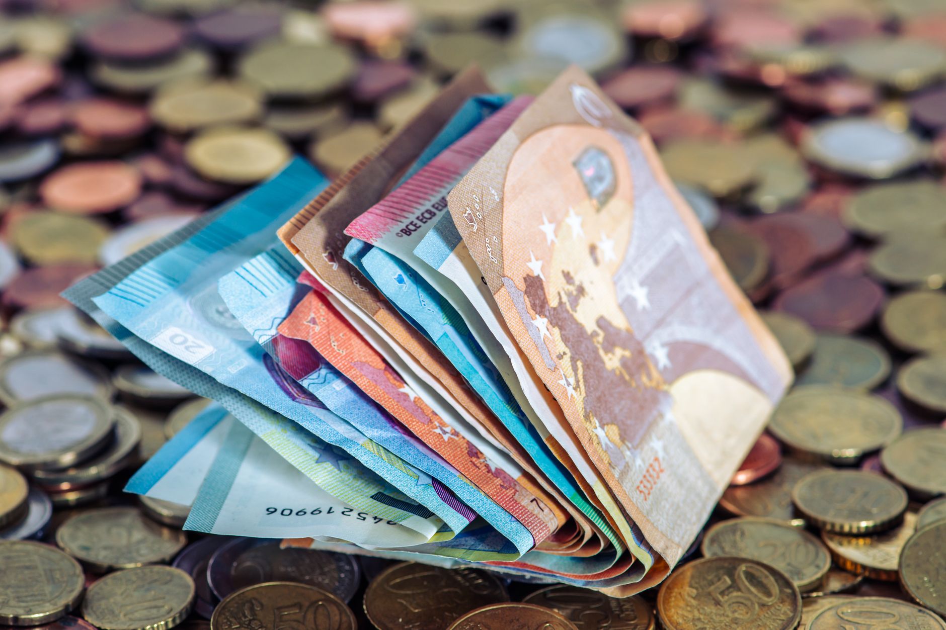 Cursul euro în raport cu leul: Moneda europeană a înregistrat o ușoară scădere după recordul istoric