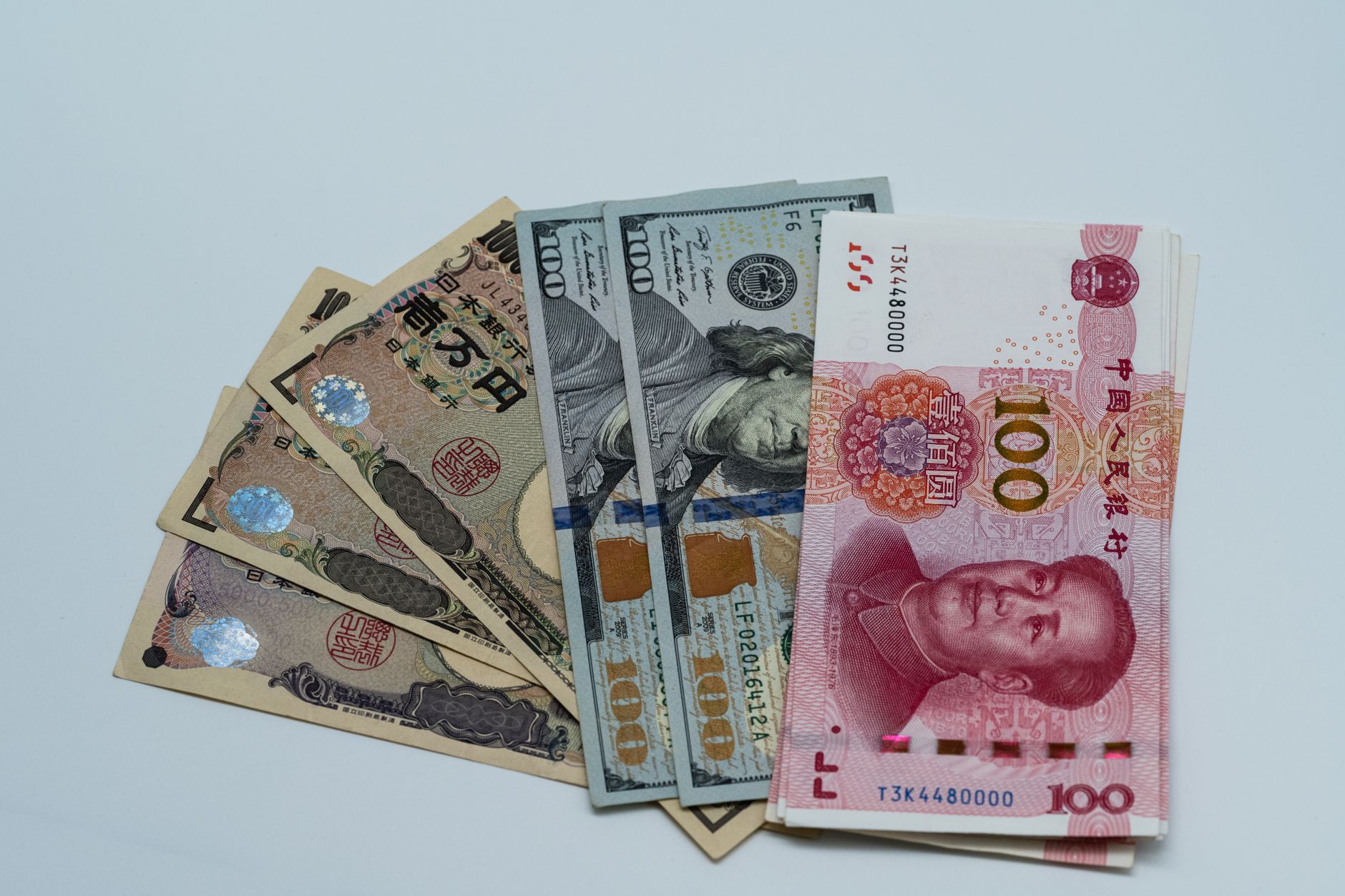 Instabilitatea politică din România poate duce la deprecierea leului sub pragul de 6 lei, avertizează un expert