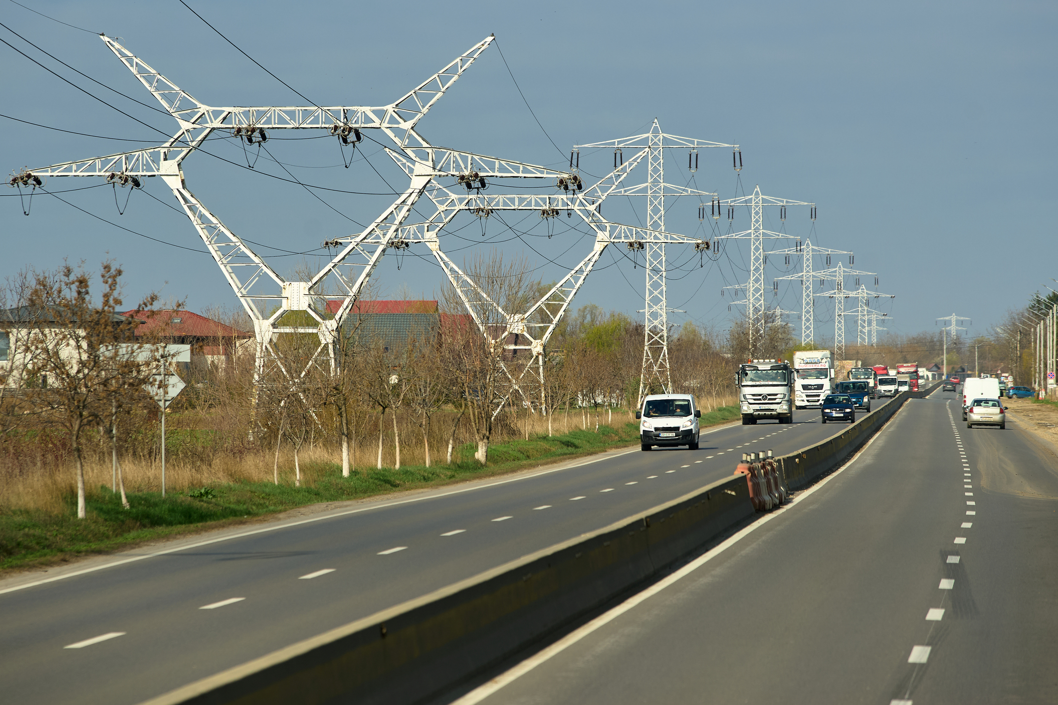 Lipsa stocării de energie forțează România să importe electricitate scumpă din Bulgaria