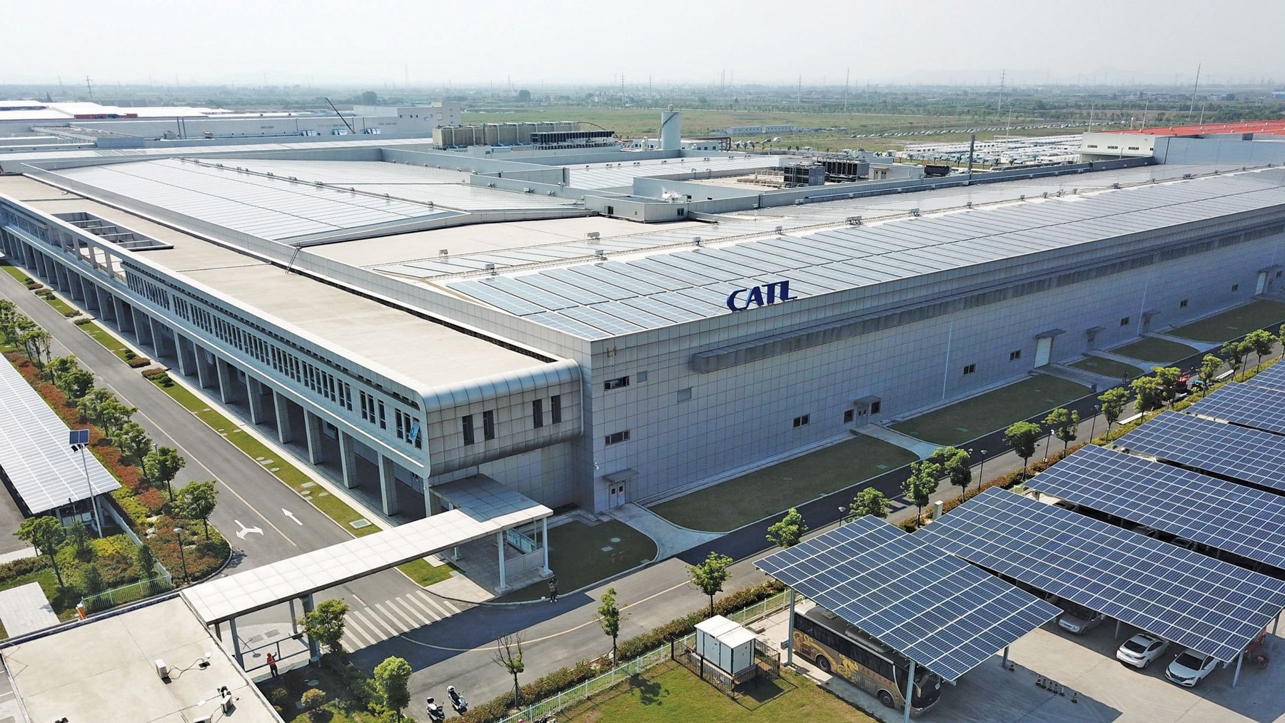 Ungaria atrage investiții masive în baterii electrice, în timp ce unitățile de producție mici închid