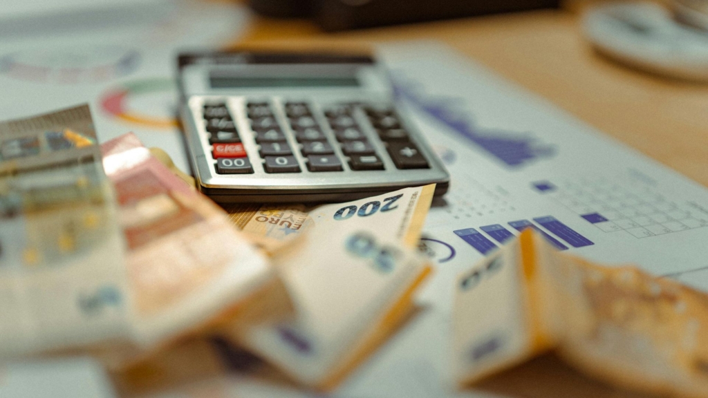 Evaluarea Standard & Poor’s pentru România: riscul de retrogradare în categoria „junk” pe 2 octombrie