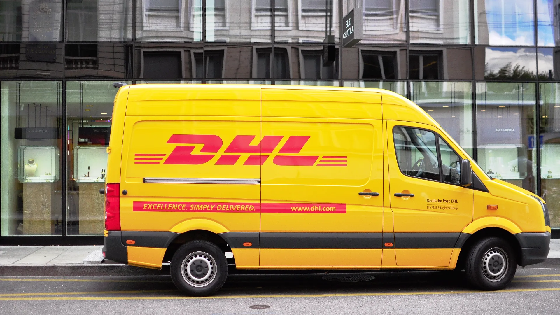 DHL Express anunță ajustarea tarifelor în România din cauza costurilor operaționale