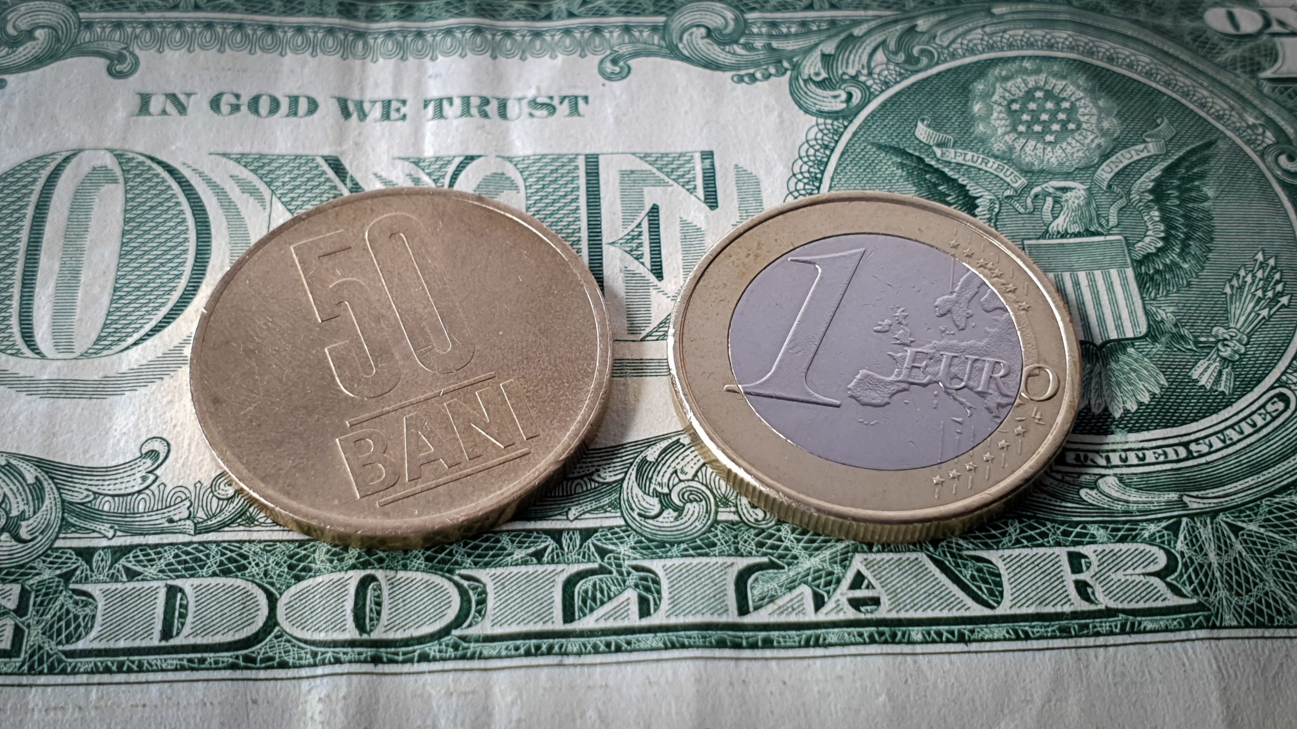 Evoluția cursului valutar la 25 septembrie 2026: Leul s-a apreciat față de euro și dolar, aurul a crescut