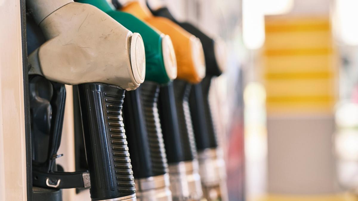 Prețul petrolului a depășit pragul de 100 de dolari pe baril în contextul tensiunilor din Orientul Mijlociu