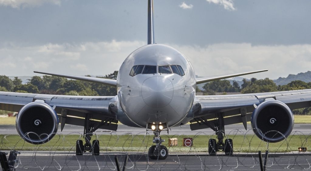 Creșterea prețului la kerosen forțează consolidarea sectorului aviatic prin fuziuni și achiziții