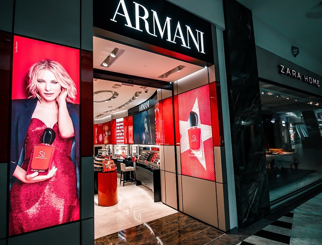 Armani pregătește negocieri pentru vânzarea unui pachet minoritar de acțiuni către LVMH, L’Oréal și EssilorLuxottica