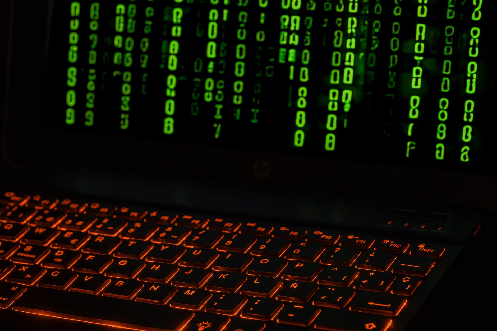 Fraudă masivă prin inteligență artificială: 95 de milioane de euro dispărute din conturile băncii Fideuram