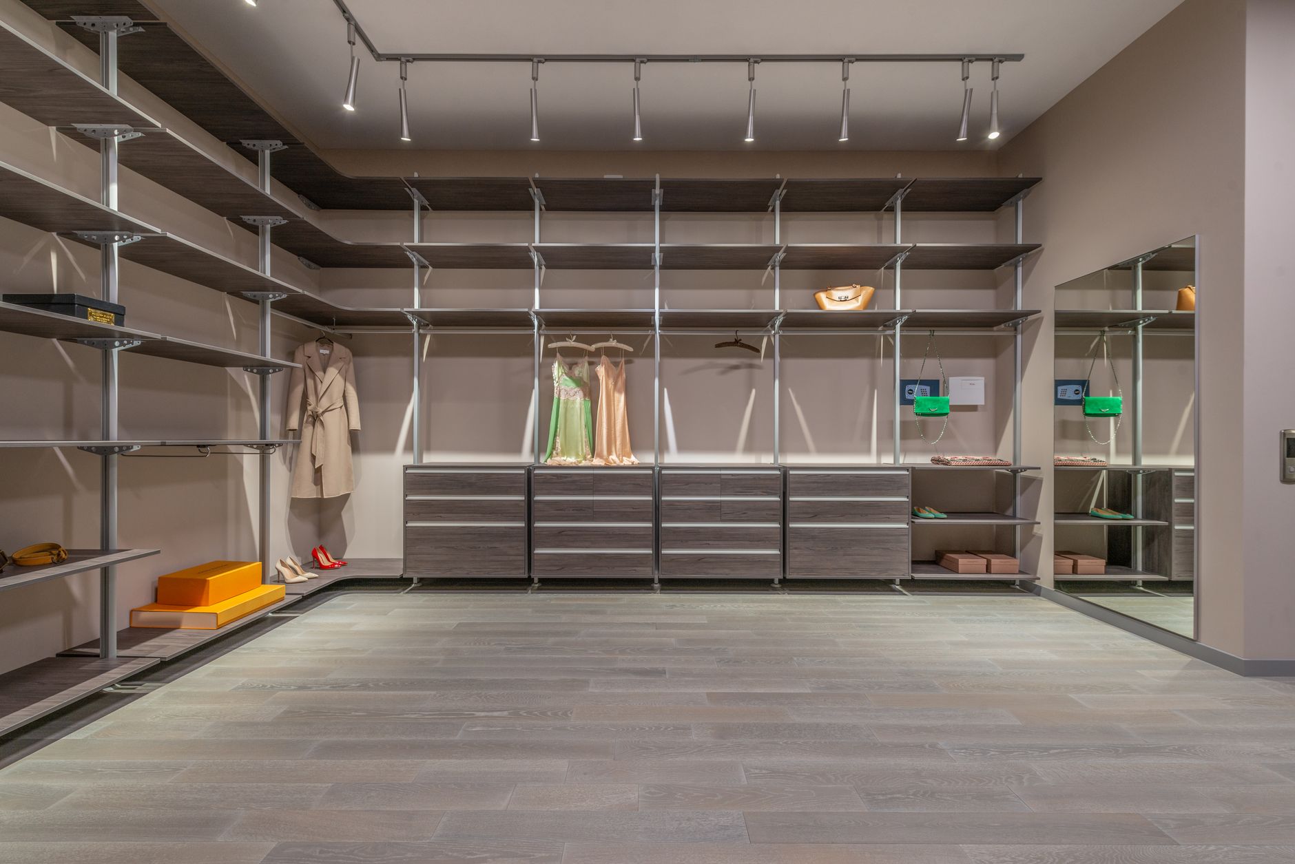 LVMH, L’Oréal și EssilorLuxottica sunt în cursa pentru o participație de 15% în grupul Armani