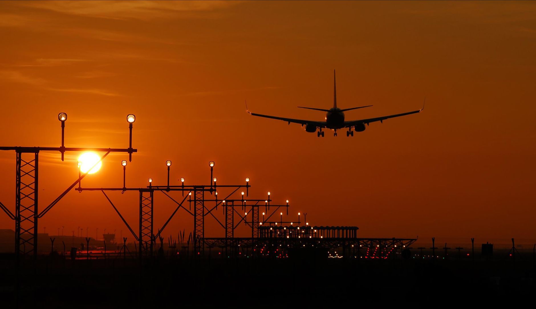 Scăderea prețului combustibilului nu se reflectă în tarifele de transport aerian