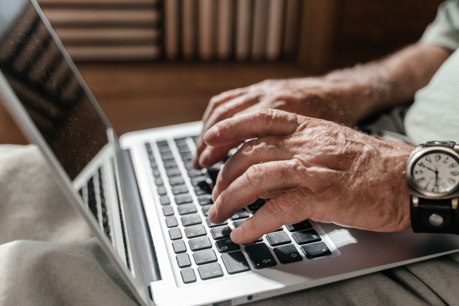 Studiu: Peste 60% dintre românii de peste 50 de ani au fost țintiți de fraude online