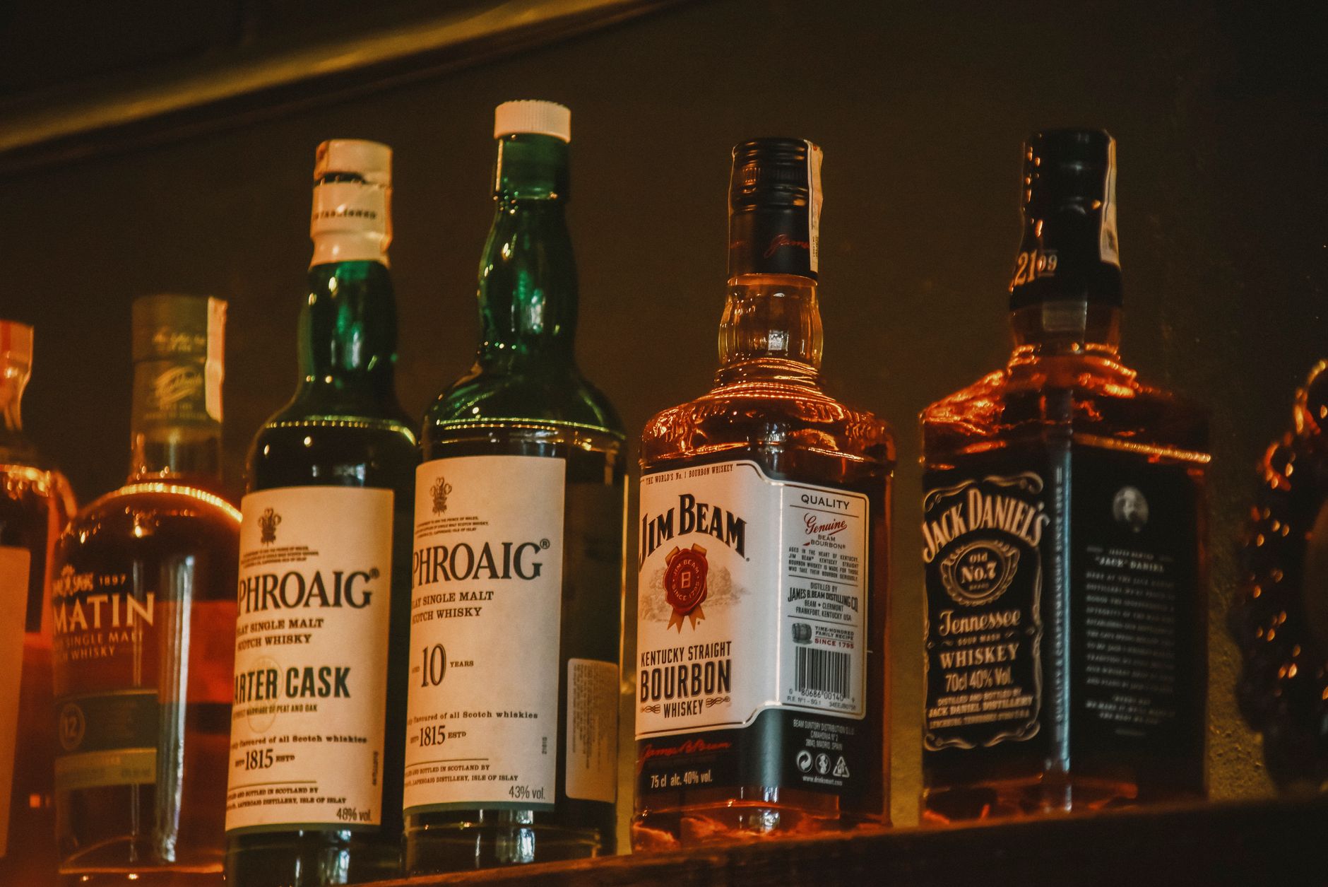 Trump a impus interdicția asupra importului de alcool din Canada, afectând produse de 800 de milioane de dolari