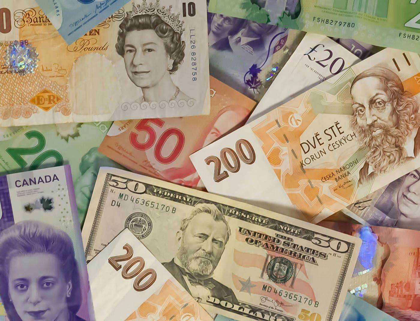 Dolarul canadian scade la cel mai slab nivel din ultimele două luni și jumătate față de moneda SUA
