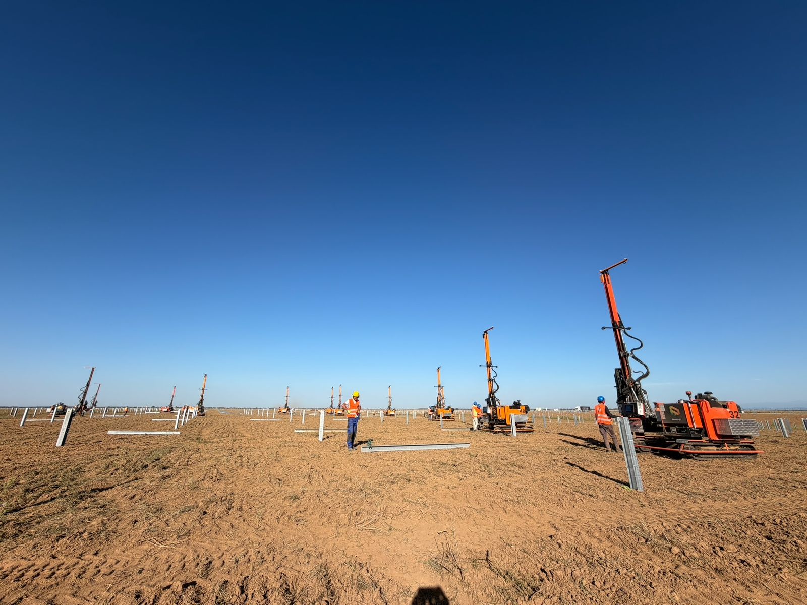 Construcția centralei fotovoltaice Cornățelu de 215 MWp continuă cu instalarea de echipamente masive